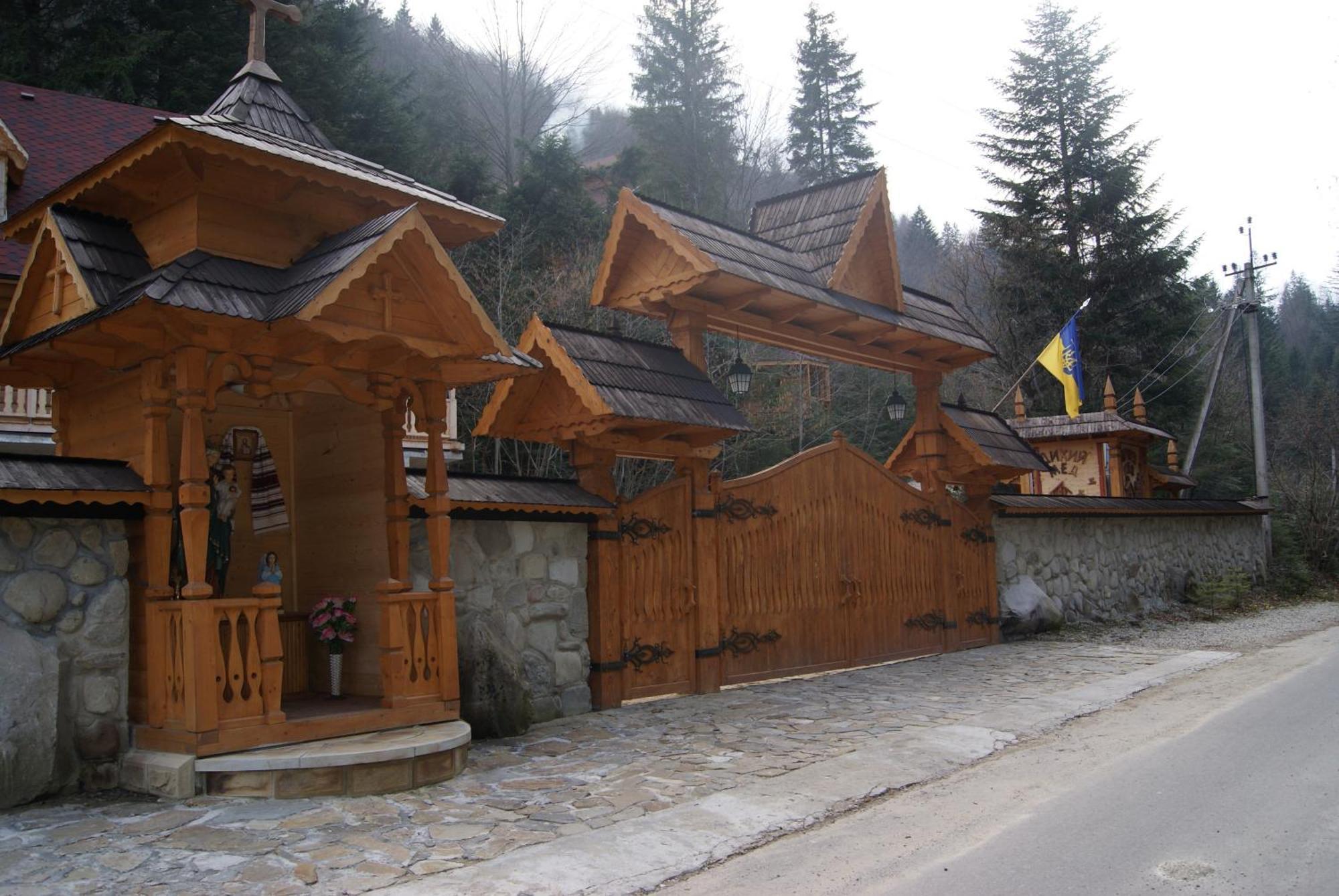 Hotel Dykyi Med Татарив Екстериор снимка