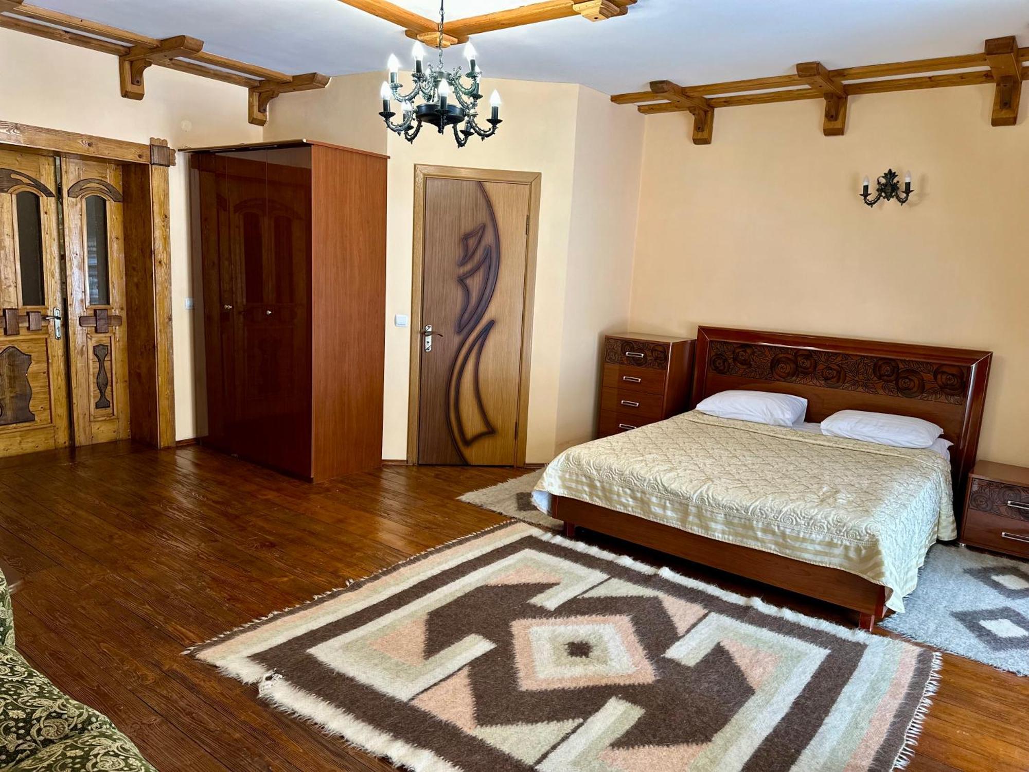 Hotel Dykyi Med Татарив Екстериор снимка