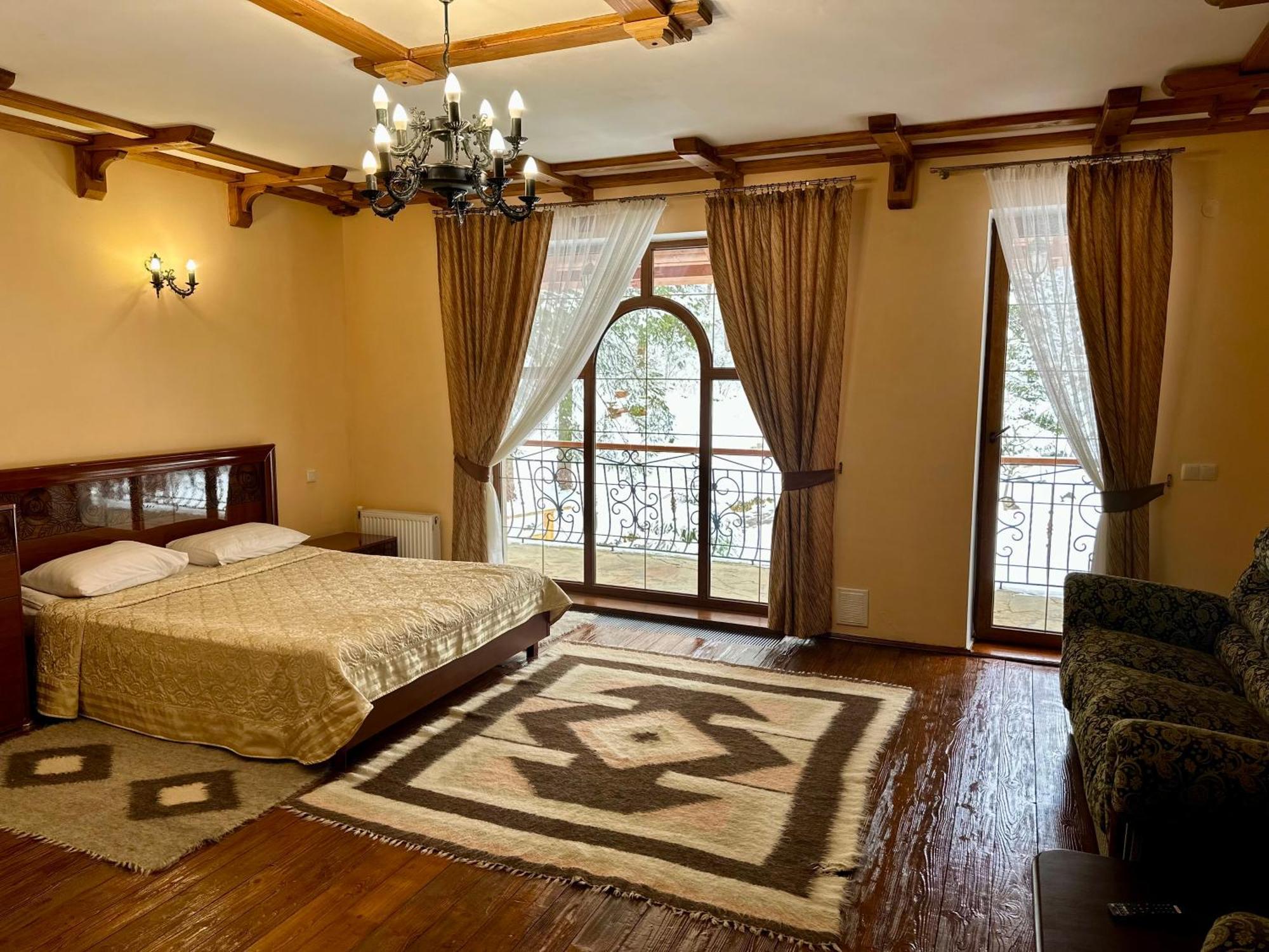 Hotel Dykyi Med Татарив Екстериор снимка