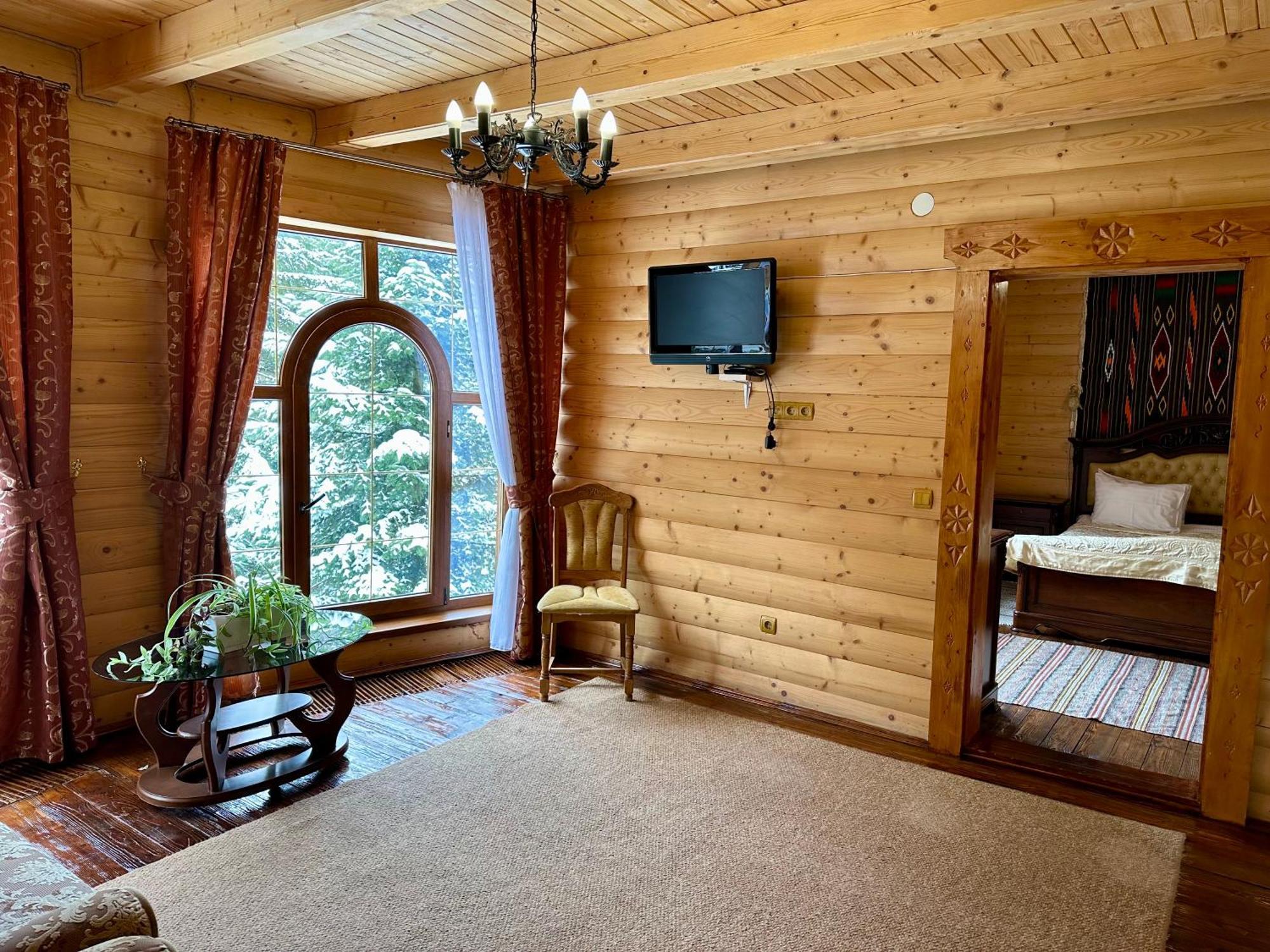 Hotel Dykyi Med Татарив Екстериор снимка