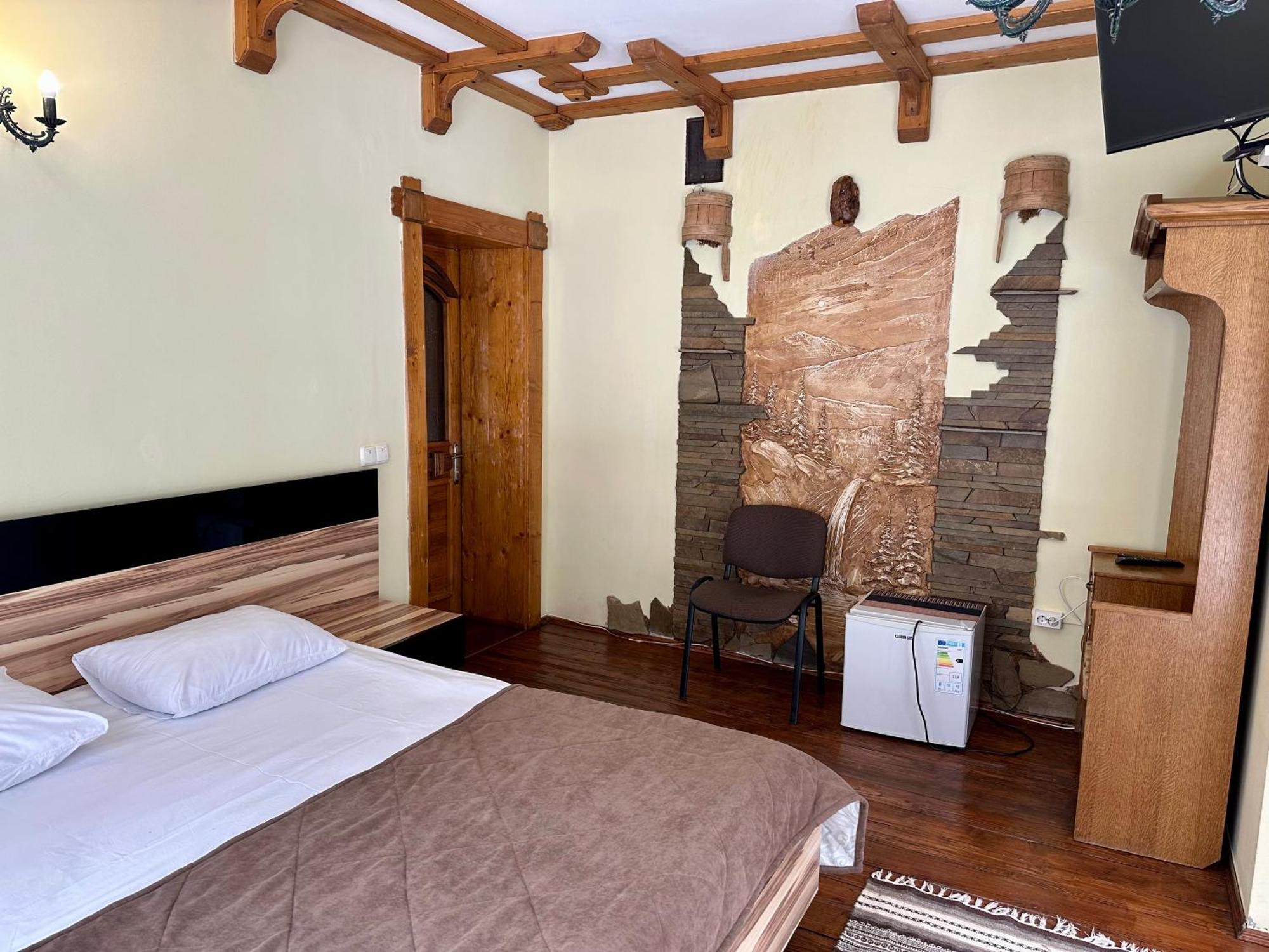 Hotel Dykyi Med Татарив Екстериор снимка