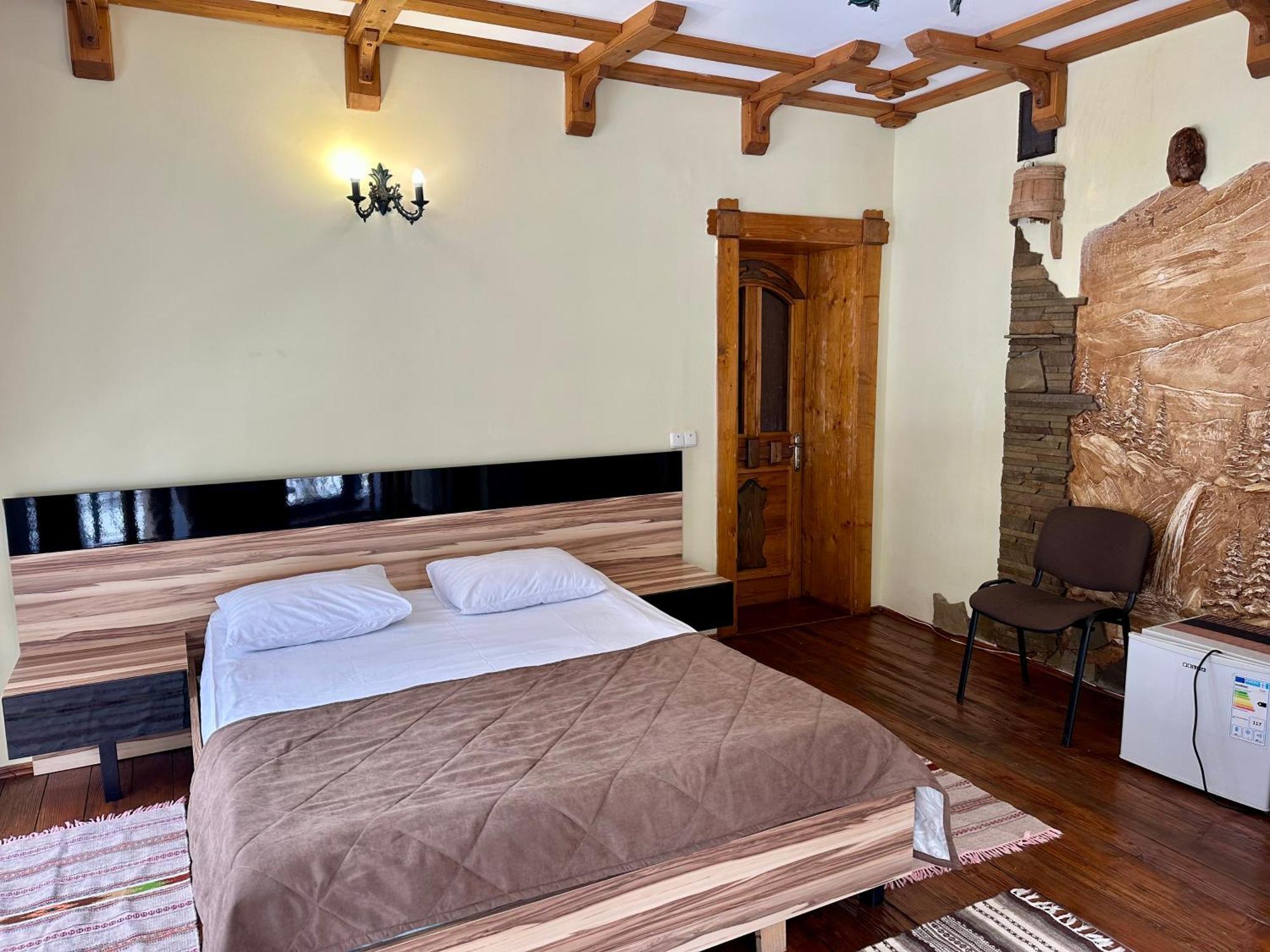 Hotel Dykyi Med Татарив Екстериор снимка