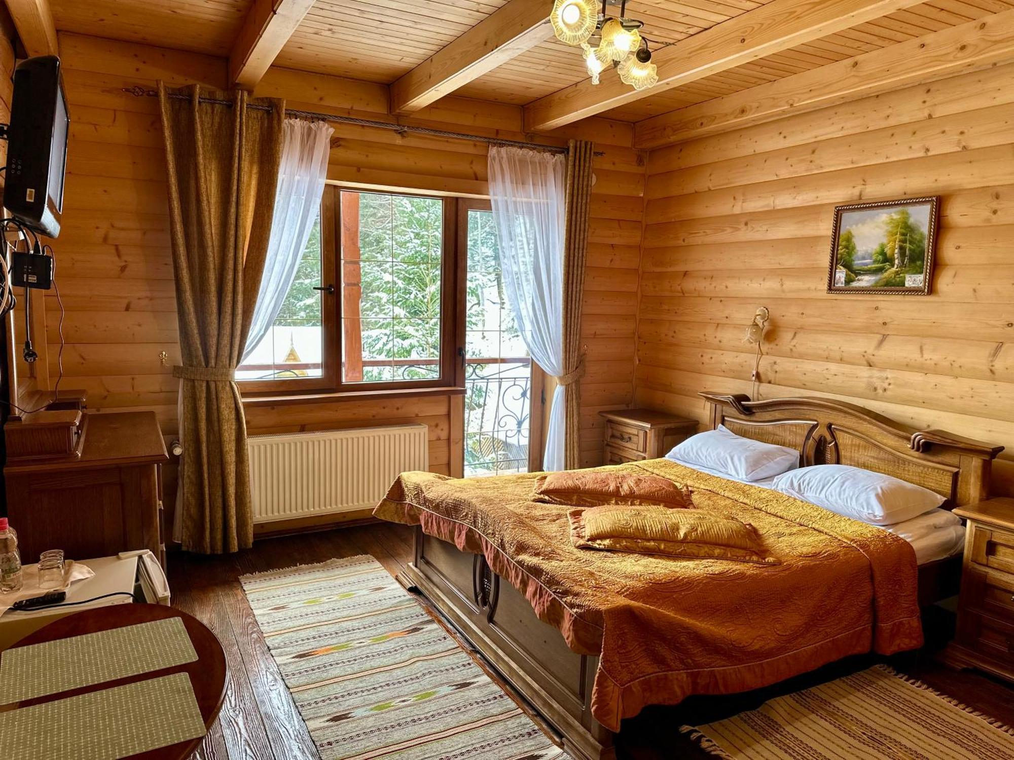 Hotel Dykyi Med Татарив Екстериор снимка