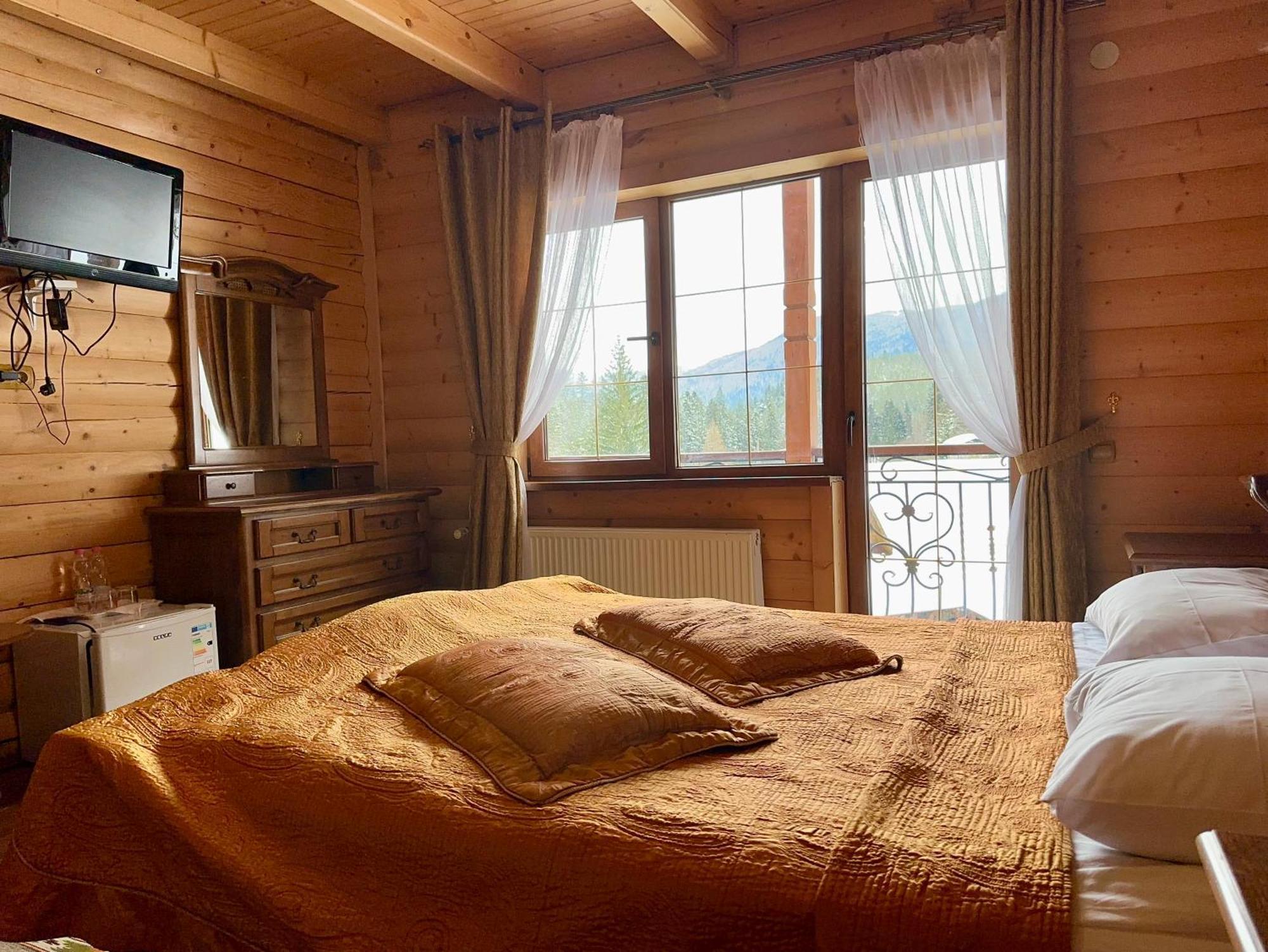 Hotel Dykyi Med Татарив Екстериор снимка